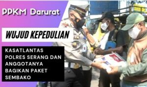 Wujud Kepedulian, Kasatlantas Polres Serang dan Anggotanya Bagikan Paket Sembako 