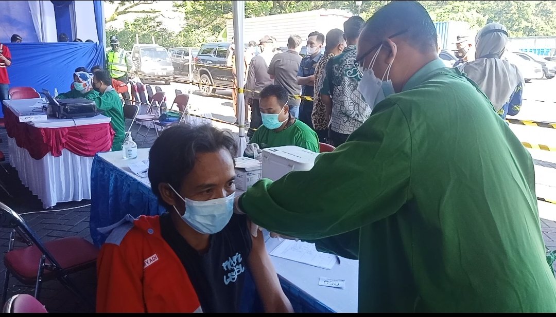 LANAL Cilacap Gelar Vaksinasi Massal Untuk Masyarakat Maritim 3 Screenshot 2021 07 09 00 15 48 82