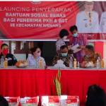 Launching Penyerahan Bansos PKH dan BST di Kantor Kecamatan Wenang, DPR Manado Laluyan: Akan Kawal Program Ini