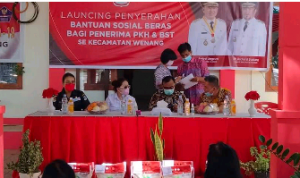 Launching Penyerahan Bansos PKH dan BST di Kantor Kecamatan Wenang, DPR Manado Laluyan: Akan Kawal Program Ini