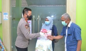 Polres Baubau Beri Bantuan Kepada Bayi yang Dibuang Oleh Ibunya