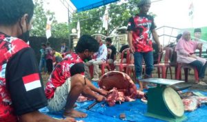 Idul Adha, Relawan ASR Konawe Selatan Bersama DPC Gerinda Bagi Daging Kurban ke Masyarakat