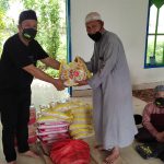 Relawan ASR Bersama DPC Gerinda Baubau Bagi Sembako dan Daging Kurban ke Masyarakat