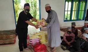 Relawan ASR Bersama DPC Gerinda Baubau Bagi Sembako dan Daging Kurban ke Masyarakat