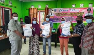 Giliran Warga Sampolawa dan Lapandewa Terima Bantuan Beras PPKM