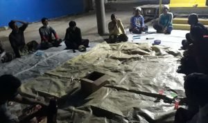 Semangat Warga Mengaji di Pelataran Tanpa Saung hanya Beralas Terpal Plastik