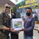 Usai Rebut Sasaran, Prajurit TNI AD dan US Army Bagikan Sembako di Dusun Talang Sipin