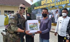 Usai Rebut Sasaran, Prajurit TNI AD dan US Army Bagikan Sembako di Dusun Talang Sipin