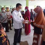 Walikota Kendari Serahkan 441 KPM di Kecamatan Nambo 