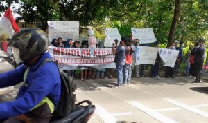 Buntut Penutupan Akses Usaha di Pasar Cisoka, Puluhan Warga dan Mahasiswa Unjuk Rasa