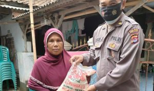 Kapolres Serang Melalui Kasi Humas Bagikan Beras ke Warga Terdampak Pandemi