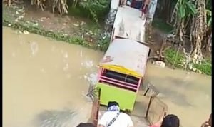 Mobil Odong-odong Maksakan Melintasi Jembatan Penghubung Antar Desa di Carenang Ambruk!