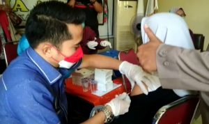 Ribuan Warga Antusias Vaksin, Lurah Bantu Nakes Lakukan Penyuntikan