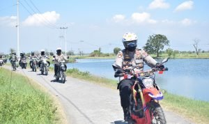 Kapolresta Sidoarjo Terabas Medan Berat Bagikan Bansos ke Wilayah Terpencil