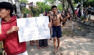 Rayakan HUT RI ke 76 Warga Taman Royal Adakan Perlombaan Tangkap Ikan Lele di Jalan Rusak