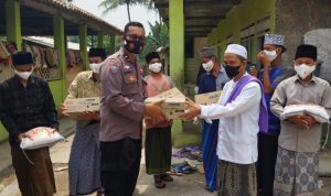 Satbinmas Polres Serang Polda Banten Salurkan Bansos ke Ponpes Hijayatudarain Songgom