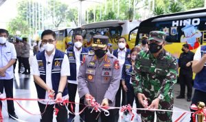 Kapolri Lepas 34 Bus Vaksinasi Keliling Sasar Warga yang Tak Terjangkau