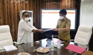 Walikota Terima Buku Putih dari Mantan Pejabat Pemkot Manado