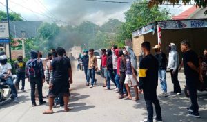 Dinilai Meresahkan, Warga Kelurahan Lamangga Blokir Jalan di Pencucian Mobil