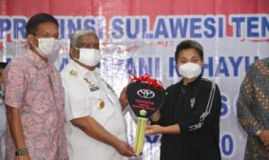 Apriany Rahayu Pulkam, Gubernur Sultra Beri Hadiah Satu Unit Mobil dan Cendramata