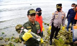 Pemkab Buton Bersama Kajari Buton Lakukan Aksi Bersih – bersih di Pantai Saragi