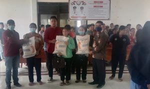 Camat Lolomatua Salurkan Paket Sembako PPKM