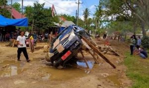 Protes Jalan Rusak, Emak-emak Sandera Kendaraan Dinas DLH Buton Tengah