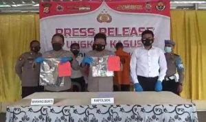 Gelar Press Release, Polsek Pamarayan Tangkap 2 Pelaku Judi Togel Online