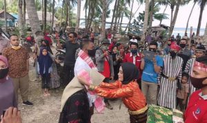 Bupati Buton Selatan, H. La Ode Arusani Resmikan Pasar Desa Bahari