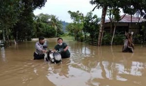 Sosok Polisi Bantu Evakuasi Warga Terdampak Banjir di Dumoga