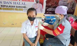 Polres Kepulauan Sangihe Gelar Vaksinasi di SMK Negeri 1 Manganitu Selatan