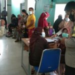 Pastikan Prokes, Bhabinkamtibmas Polsek Jawilan Pantau Kegiatan Vaksinasi Ibu Hamil di Puskesmas