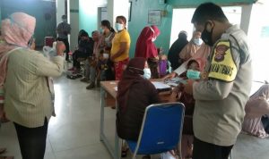 Pastikan Prokes, Bhabinkamtibmas Polsek Jawilan Pantau Kegiatan Vaksinasi Ibu Hamil di Puskesmas