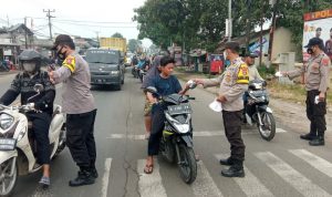 Polsek Cikande Bagikan Masker secara Gratis