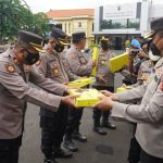 Demi Kelancaran Tugas, Kapolrestabes Surabaya Berikan Laptop dan Handphone Kepada Polsek Jajaran