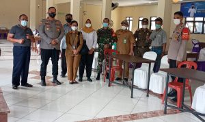 Kapolsek Pasar Kemis Cek Persiapan Vaksinasi Merdeka di Balai Warga RW 09 Kelurahan Kuta Baru
