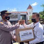 Polrestabes Surabaya Bagikan Sembako Kepada PHL dan Office Boy