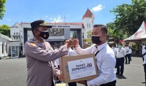 Polrestabes Surabaya Bagikan Sembako Kepada PHL dan Office Boy