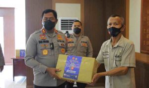 Dampak Covid-19, Kapolda Sulut Salurkan Bansos Bagi Purnawirawan dan Warakawuri 