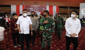 Walikota Dampingi Gubernur Olly Tinjau pelaksanaan Vaksinasi di Politeknik Negeri Manado