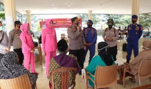 Kapolres Serang bersama Ketua Bhayangkari Cabang Serang Gelar Baksos di Pulau Tunda