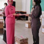 Peduli Kemanusiaan, Ketua Bhayangkari Daerah Sulut Bantu Nakes dan Korban Banjir Bandang