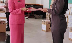 Peduli Kemanusiaan, Ketua Bhayangkari Daerah Sulut Bantu Nakes dan Korban Banjir Bandang