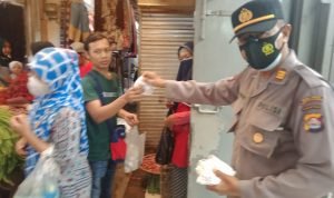 Polsek Ciruas Sosialisasikan dan Bagikan Masker Gratis