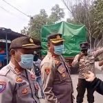 Kapolsek Cikande Tenangkan Puluhan Warga Saat Aksi Unjuk Rasa di PT Indoblock