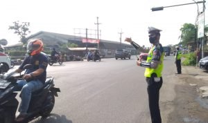 Personil Satlantas Polres Serang Gatur Lalin di Keluar Tol Cikande dan Gorda