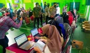 Kapolresta Tangerang Tinjau Gerai Vaksinasi Merdaka di Desa Sukamanah