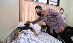 Jenguk Anggota Polri Korban Tembak KKB, Kapolri: Kami Bangga Sama Kalian