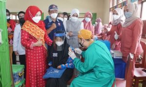 Vaksinasi Pelajar SMP Negeri 1 Tanjung Karang Ditinjau Bunda Winarni