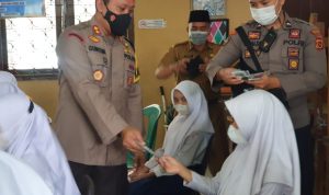 TNI dan Polri Bergandengan Vaksinasi Warga dan Pelajar di Bungo